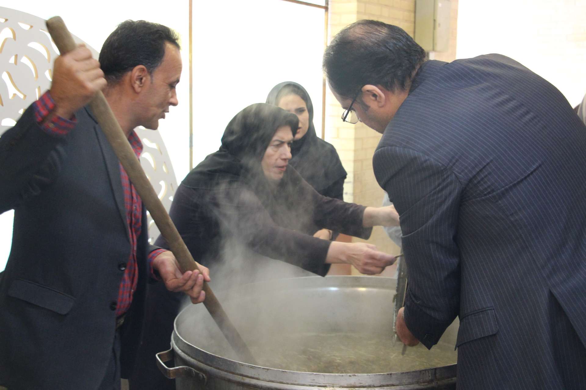 پخت آش رشته دی ماه 1402